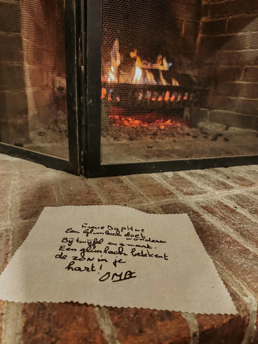 Het handschrift van Daphnes oma, geborduurd op stof bij de haard